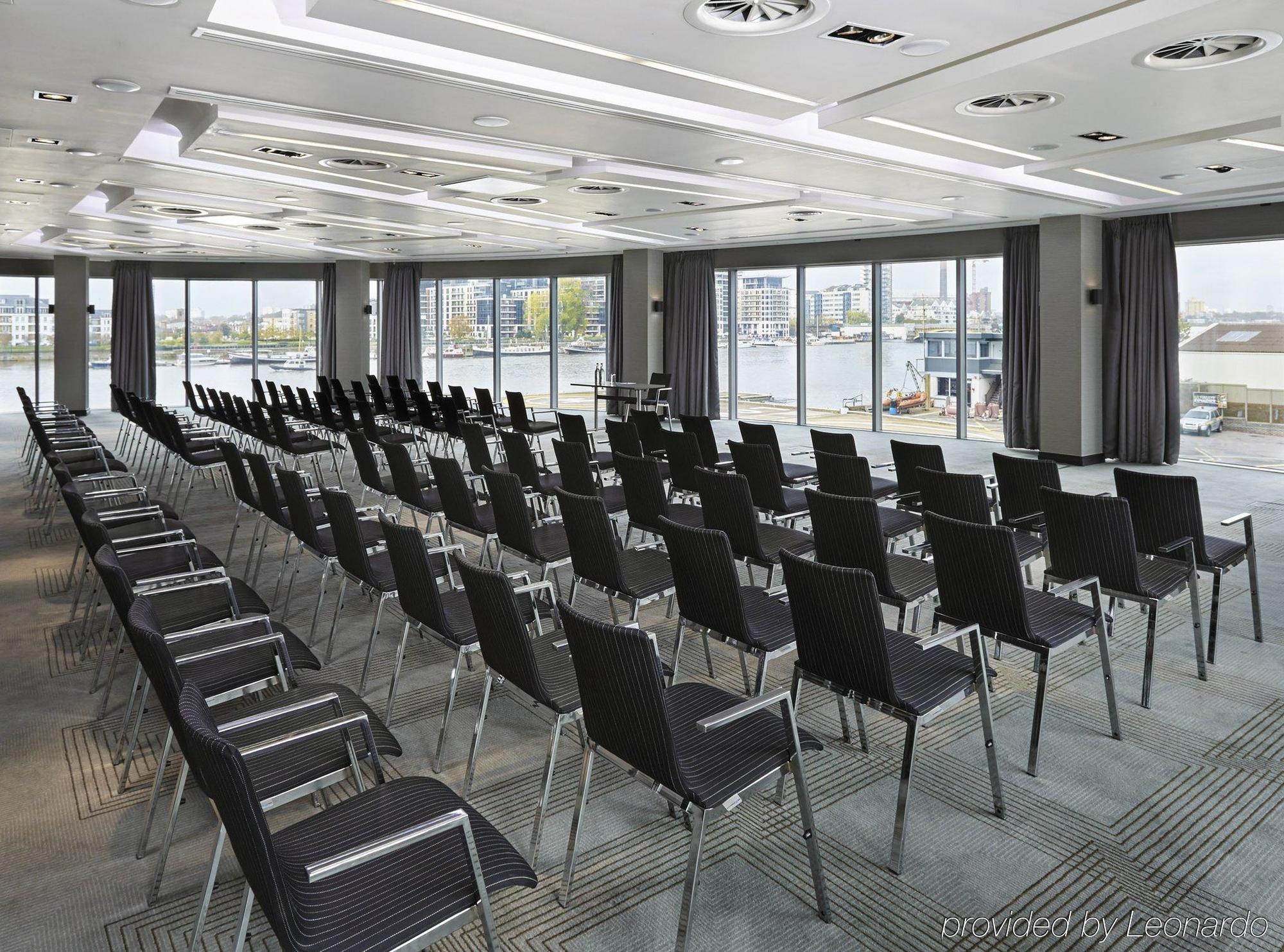 Hotel Crowne Plaza London Battersea Esterno foto