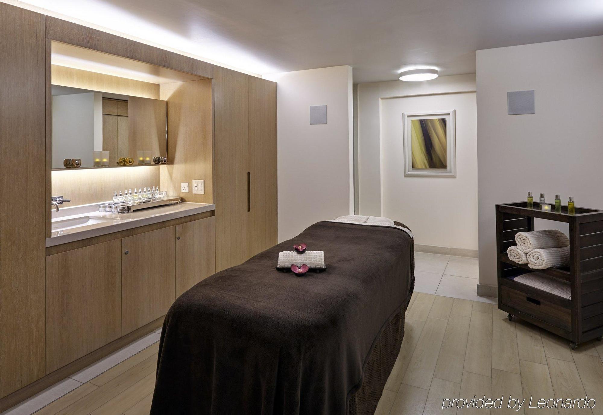 Hotel Crowne Plaza London Battersea Esterno foto
