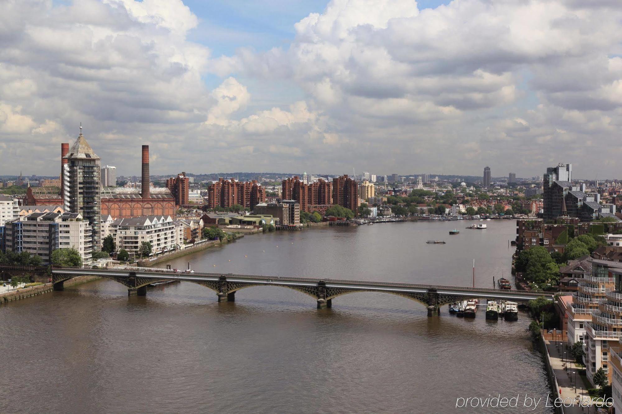 Hotel Crowne Plaza London Battersea Esterno foto