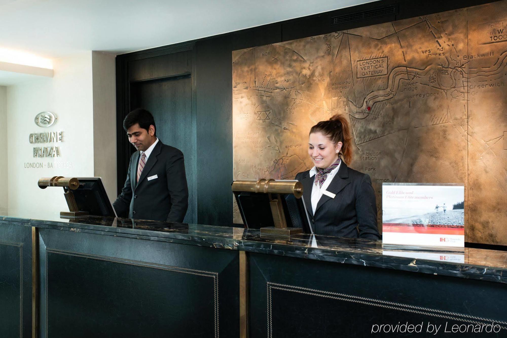 Hotel Crowne Plaza London Battersea Esterno foto