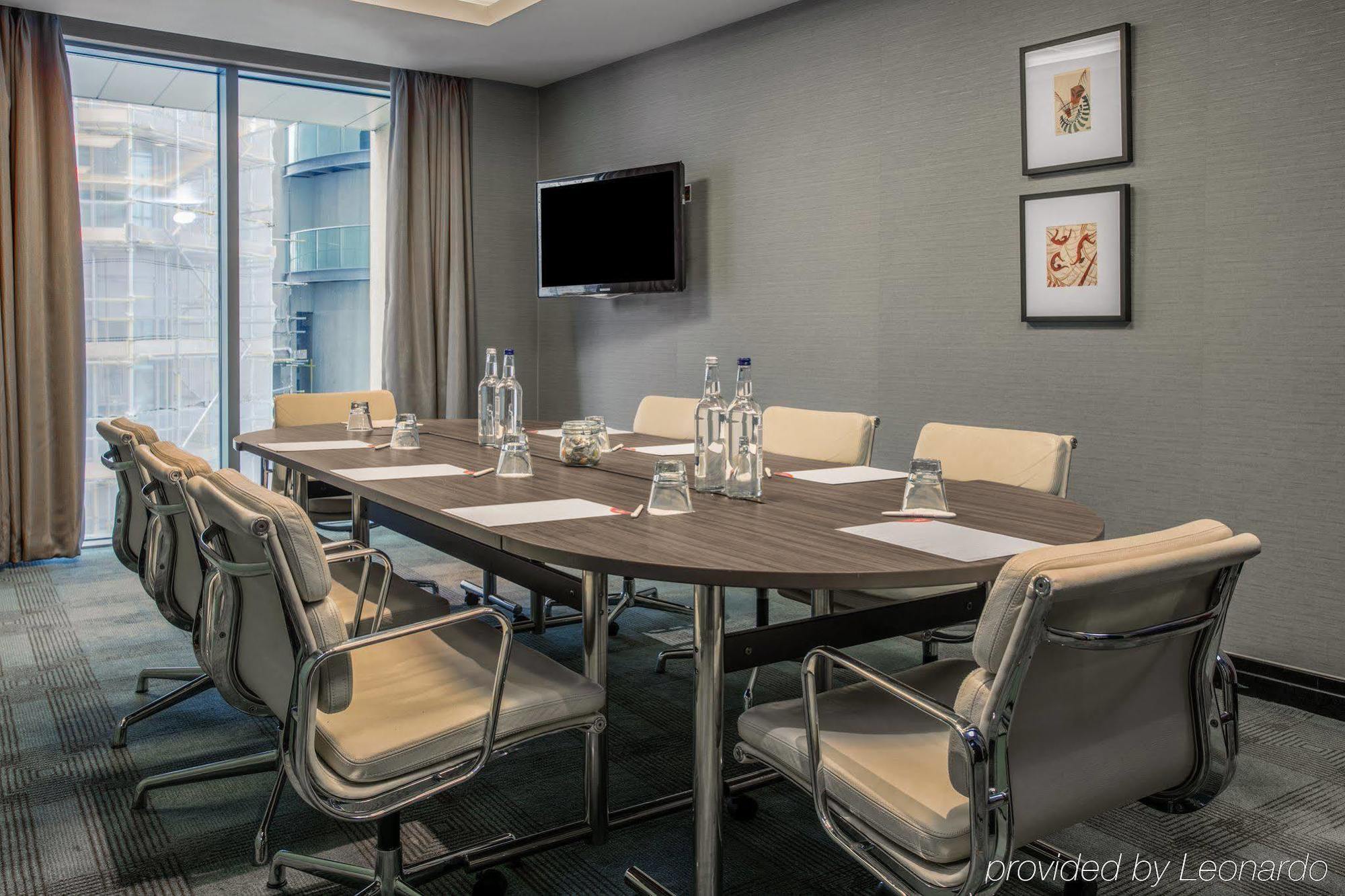 Hotel Crowne Plaza London Battersea Esterno foto