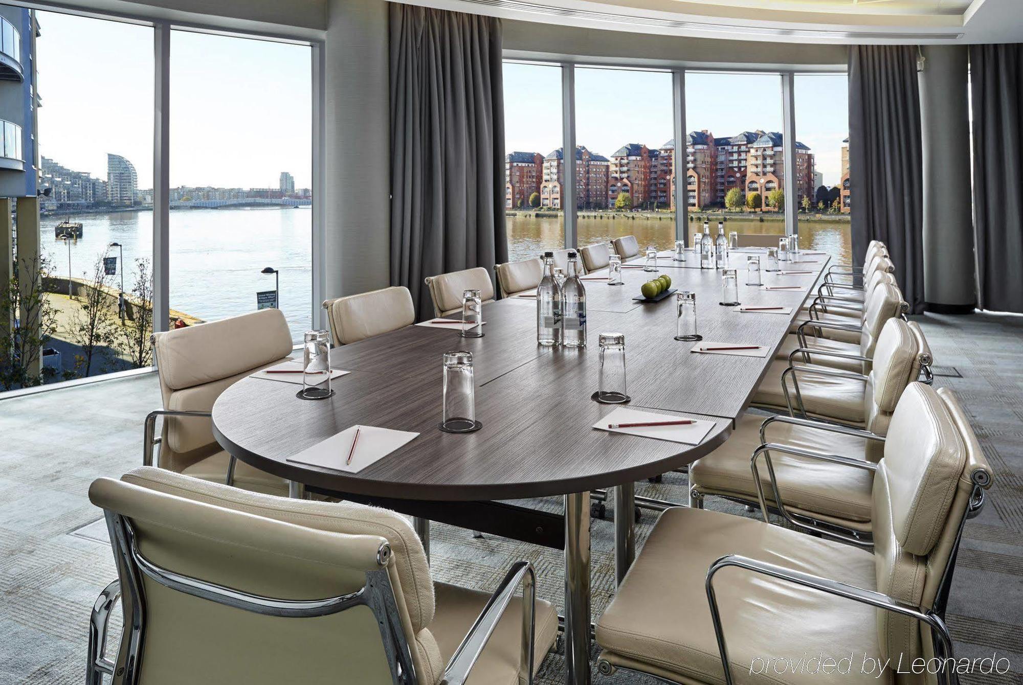 Hotel Crowne Plaza London Battersea Esterno foto