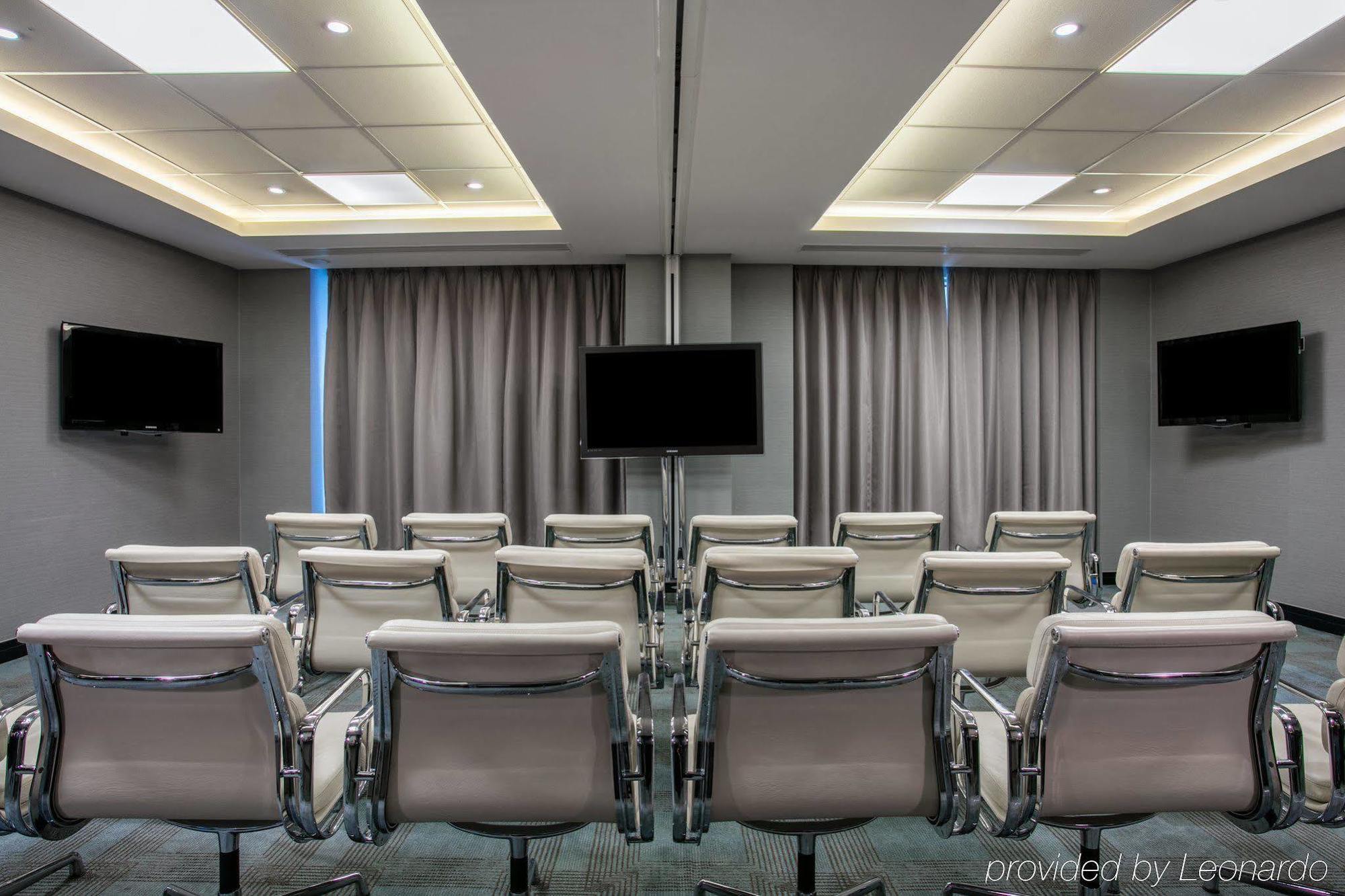Hotel Crowne Plaza London Battersea Esterno foto