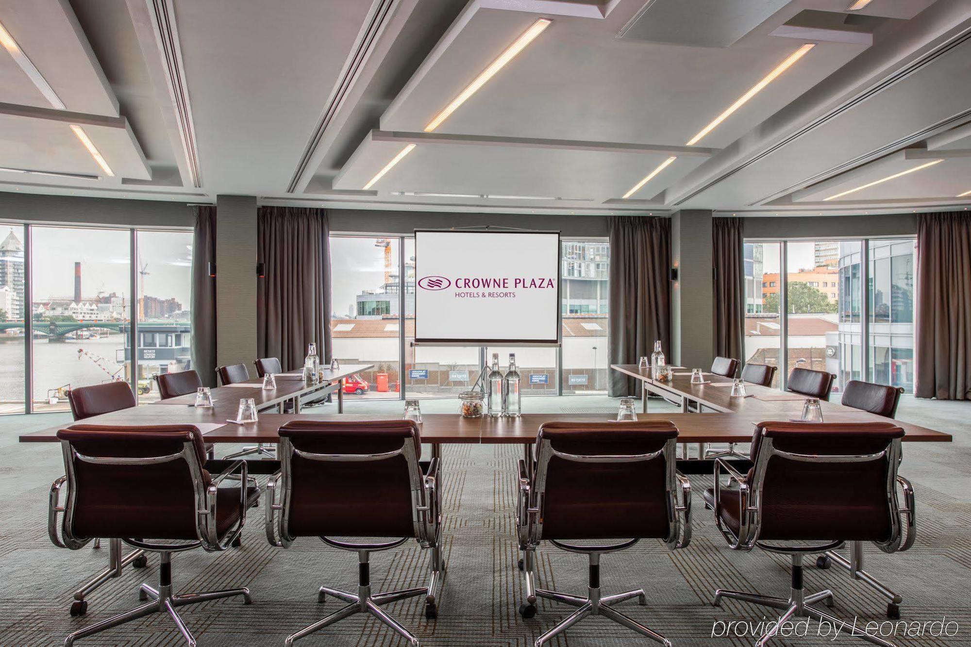 Hotel Crowne Plaza London Battersea Esterno foto
